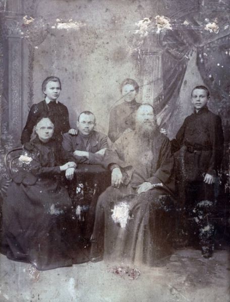 Священномученик Владимир Четверин_фото_в кругу_семьи.jpg