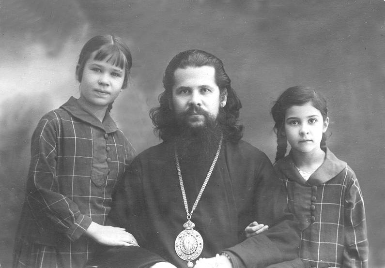 Священномученик Августин (Беляев), архиепископ Калужский_с детьми